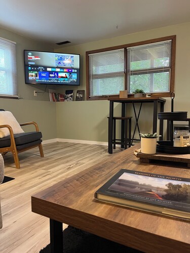 Overhill & Pine - Cozy Convenient Haven; King Bed; Full Kitchen; Off St Parking