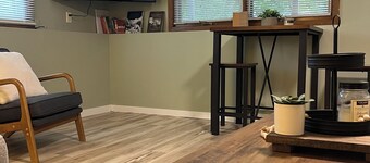 Overhill & Pine - Cozy Convenient Haven; King Bed; Full Kitchen; Off St Parking