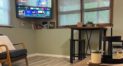 Overhill & Pine - Cozy Convenient Haven; King Bed; Full Kitchen; Off St Parking