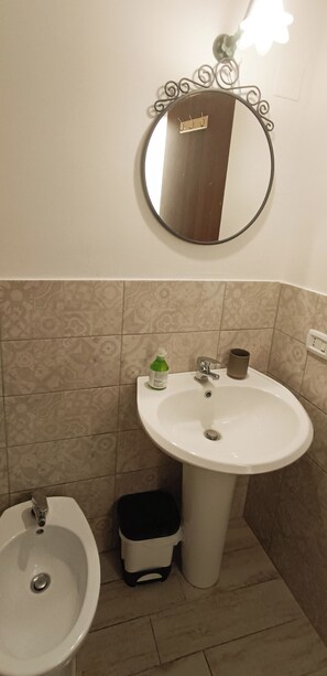 Haartrockner, Handtücher, Toilettenpapier