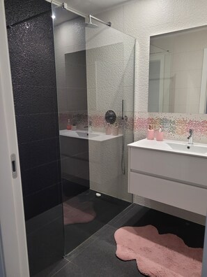 Douche, sèche-cheveux, bidet, serviettes fournies