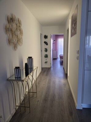 2 habitaciones, tabla de planchar con plancha, wifi y ropa de cama 