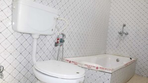 Ein Badezimmer mit Toilette, Dusche und Badewanne.