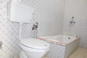 Habitación familiar, patio | Baño | Toallas, jabón, champú y papel higiénico