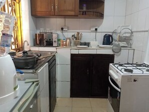 Kühlschrank, Mikrowelle, Ofen, Wasserkocher mit Kaffee-/Teezubehör