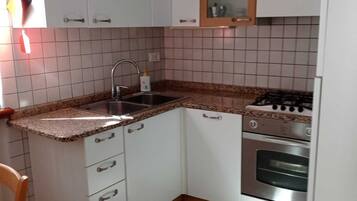 KĂŒhlschrank, Mikrowelle, Ofen, Herdplatte