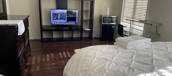 Luxury Chic 1BED Detached house in Central Brantford