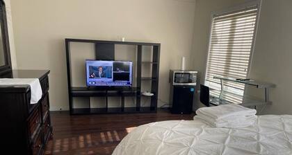 Luxury Chic 1BED Detached house in Central Brantford