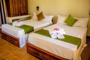 Habitación triple Confort, vista al jardín | Wifi gratis y acceso para silla de ruedas