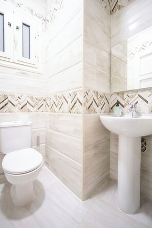 スリッパ、タオル、石鹸、シャンプー