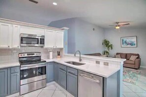 Refrigerador, microondas, horno y parrilla de estufa 