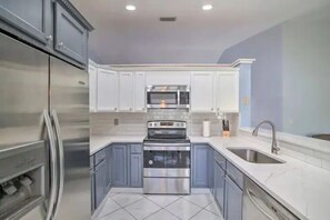 Køleskab, mikrobølgeovn, ovn, kogeplade