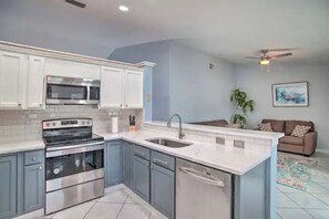 Køleskab, mikrobølgeovn, ovn, kogeplade