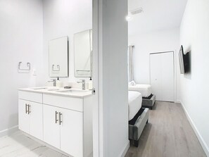 5 Schlafzimmer, Schreibtisch, Bügeleisen/Bügelbrett, kostenloses WLAN