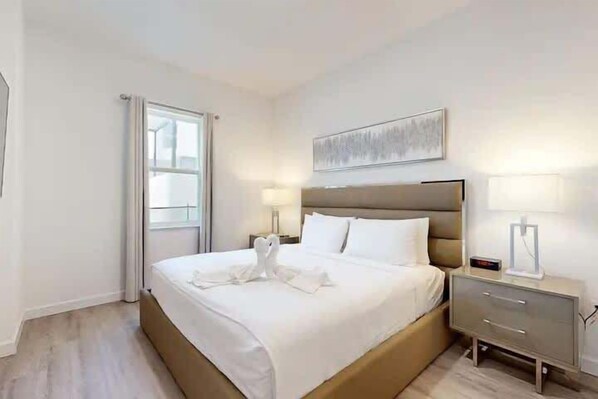 5 bedrooms, iron/ironing board, free WiFi, bed sheets - Spacious 5BR w/ Private Pool, 15 Min to Disney! (Davenport)