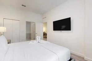5 bedrooms, iron/ironing board, free WiFi, bed sheets - Spacious 5BR w/ Private Pool, 15 Min to Disney! (Davenport)
