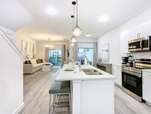 Een koelkast, een microgolfoven, een oven, een kookplaat