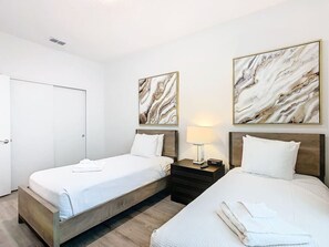 6 chambres, bureau, fer et planche à repasser, lit parapluie