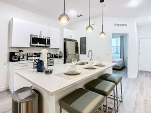 Réfrigérateur, micro-ondes, four, plaque de cuisson