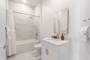 Haartrockner, Handtücher, Toilettenpapier