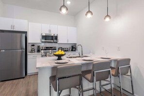 Kjøleskap, mikrobølgeovn, ovn og kokeplater