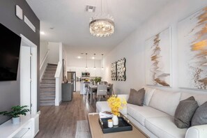 Smart TV - Cozy 4BR+Den w/Pool, Near Disney & Universal (Davenport)