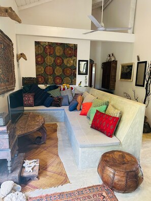 Living area - Peaceful jungle villa - 3 Ensuite Bedrooms, Infinity pool & 10 mins to the beach (Thiththagalla)