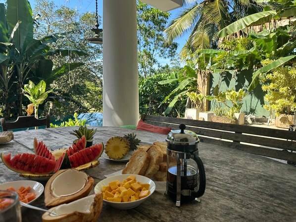 Outdoor dining - Peaceful jungle villa - 3 Ensuite Bedrooms, Infinity pool & 10 mins to the beach (Thiththagalla)