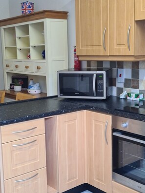 House | Private kitchen | Fridge, microwave, oven, stovetop