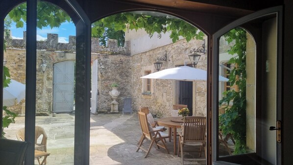 Outdoor dining - Medieval castle apartment near historic Mirepoix (Léran)