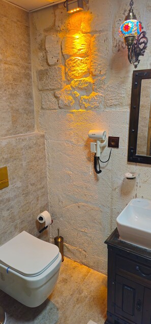 Shower, free toiletries, hair dryer, towels - Cleopatra Antique Hotel (Sanliurfa)