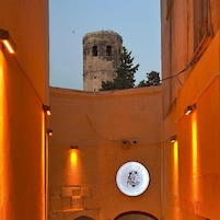 Vista de un edificio con un emblema circular que dice 'CLEOPATRA ANTIQUE HOTEL'.