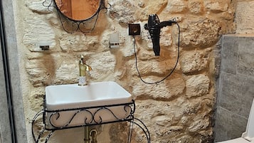 Habitación cuádruple familiar | Escritorio, espacio para trabajar con laptop y insonorización