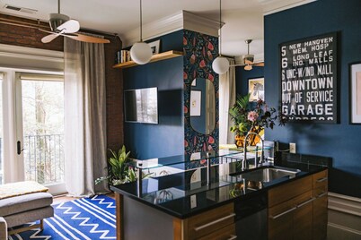 Chic Downtown Studio: A Hideaway Oasis