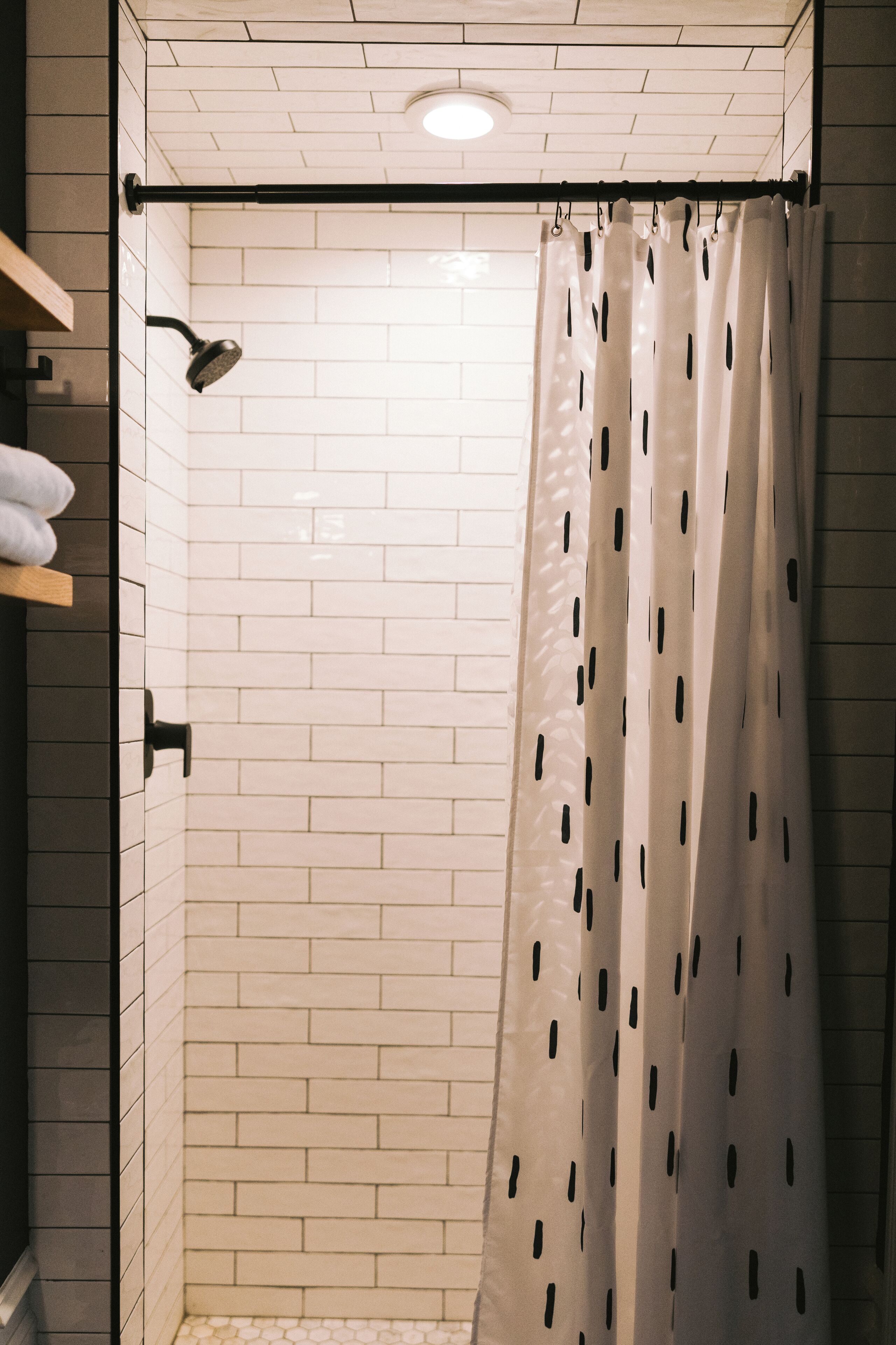 Douche, séchoir à cheveux, serviettes fournies, savon