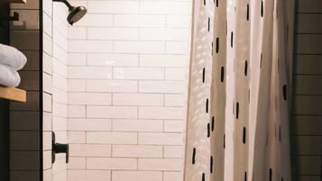 Douche, séchoir à cheveux, serviettes fournies, savon