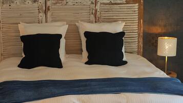 4 chambres, bureau, fer et planche Ă  repasser, lit parapluie