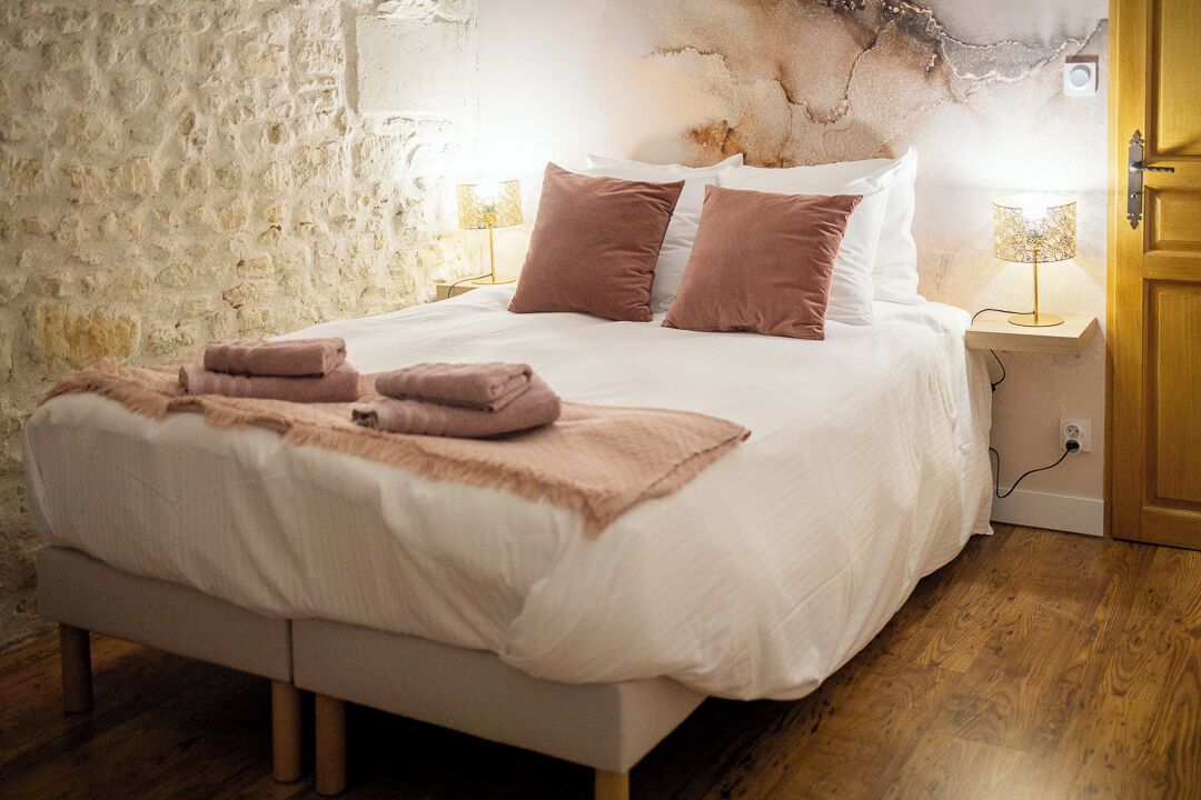 4 chambres, bureau, fer et planche à repasser, lit parapluie