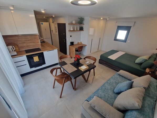 1 dormitorio, escritorio, tabla de planchar con plancha y cuna de viaje