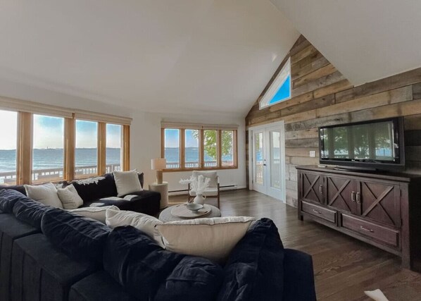 Smart TV, books - 4-BR Waterfront Turret Home (Solomons)