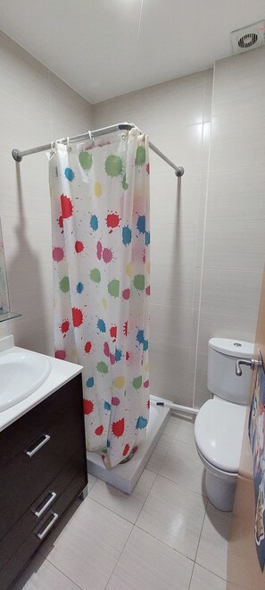 Ducha, secador de pelo, toallas, jabón