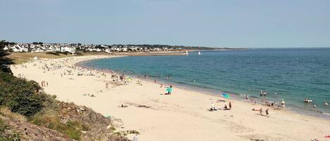 Plage à proximité, chaises longues