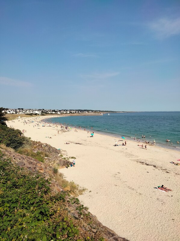 Nær stranden og solsenger