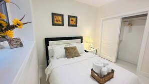 2 bedrooms, iron/ironing board, WiFi, bed sheets - Blissful stay in Surrey suite 1 (Surrey)
