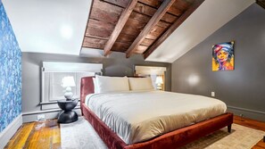 2 عدّة غرف نوم ومكواة/لوح كي وملاءات أسرّة