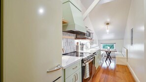 ثلاجة، ميكروويف، فرن، موقد طهي مسطح