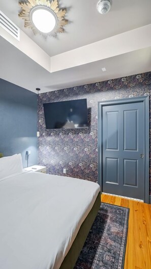 3 habitaciones, tabla de planchar con plancha y ropa de cama