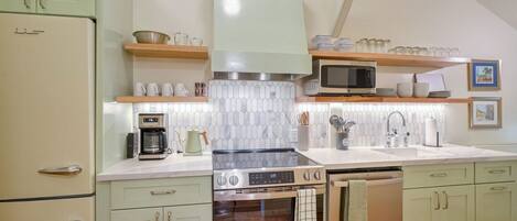 Frigorifero, microonde, forno, piano cottura