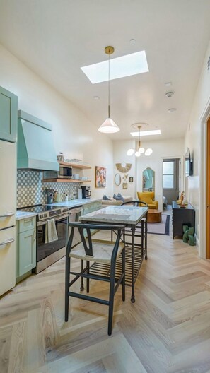 Réfrigérateur, micro-ondes, four, plaque de cuisson