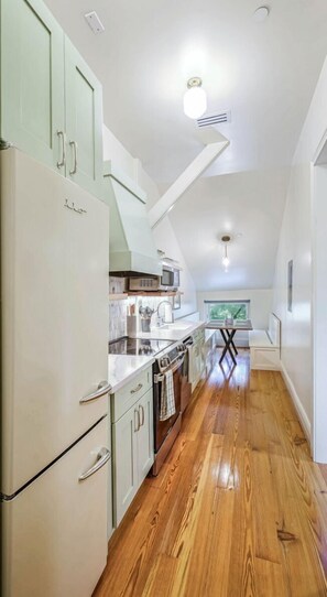 冷蔵庫、電子レンジ、オーブン、コンロ